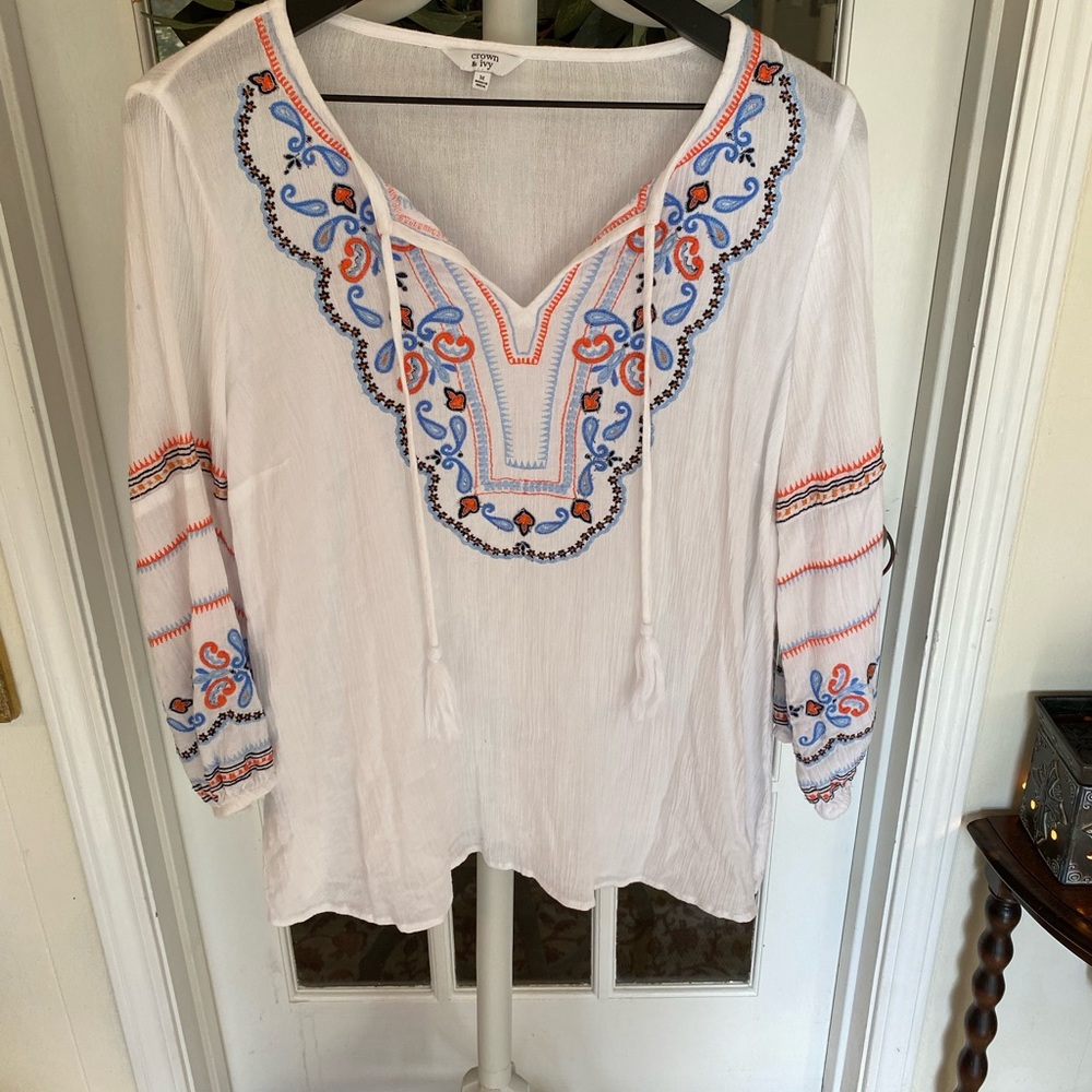 Crown & Ivy Embroidered Boho Floral Paisley Top M